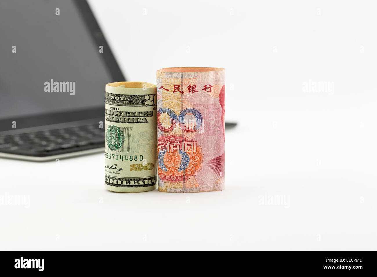 Dollaro americano e yuan cinese valute nella parte anteriore del tablet schermo e tastiera di riflettere le tendenze globali di investimento. Foto Stock