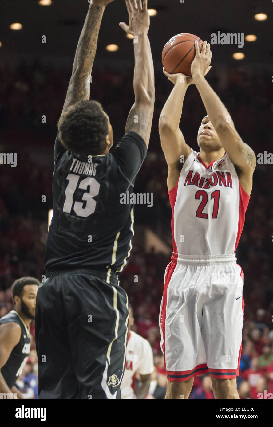 Tucson, Arizona, Stati Uniti. 15 gennaio, 2015. Arizona Wildcats avanti BRANDON ASHLEY (21) Spara la palla su Colorado Buffaloes guard/avanti DUSTIN THOMAS (13) presso il Centro McKale giovedì gen. 15, 2015 a Tucson, in Arizona La Arizona Wildcats sconfitto Colorado Buffaloes 68-54. © Ryan Revock/ZUMA filo/ZUMAPRESS.com/Alamy Live News Foto Stock