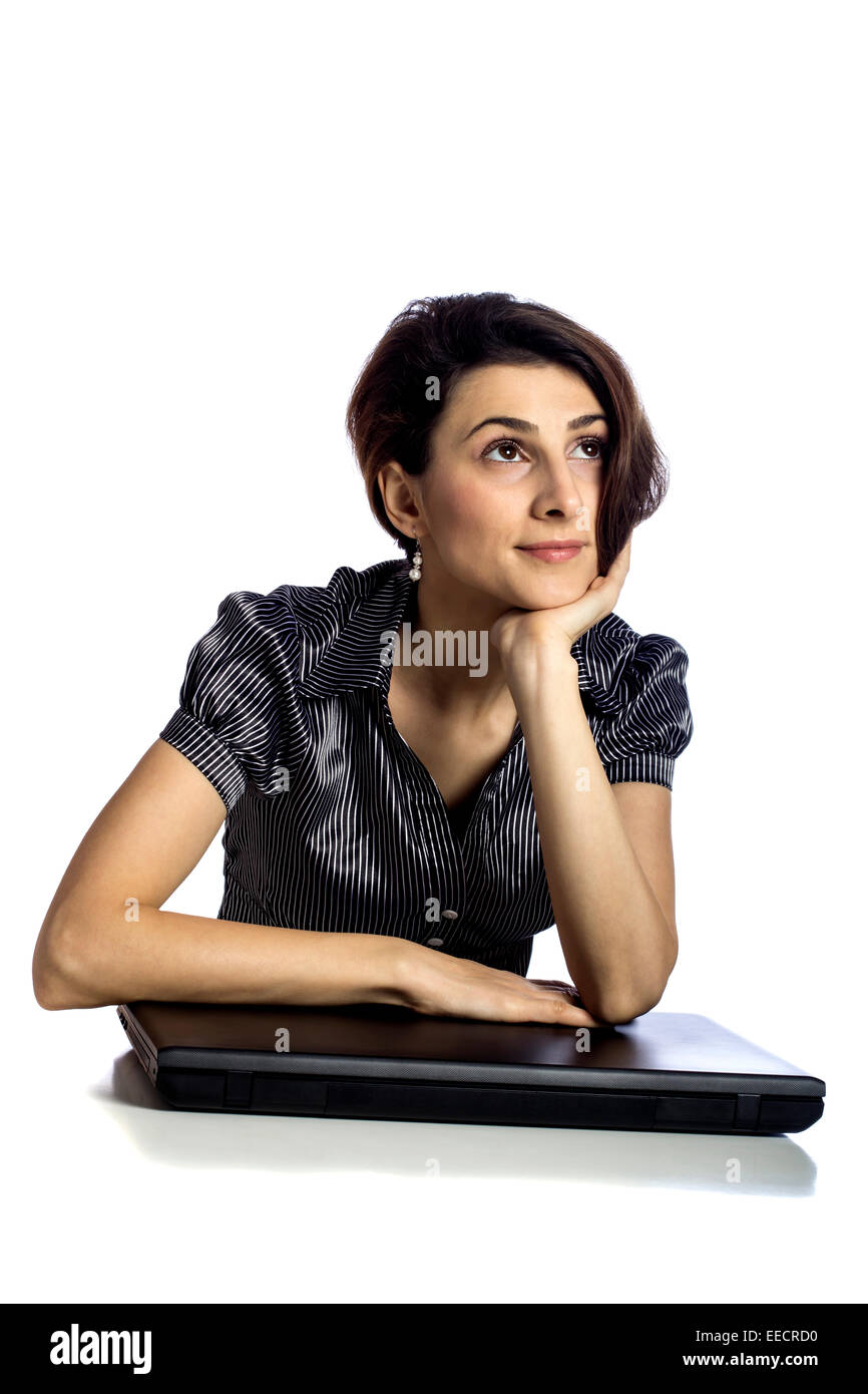 Business donna e il suo computer portatile che guarda lontano e pensare a qualcosa di diverso Foto Stock