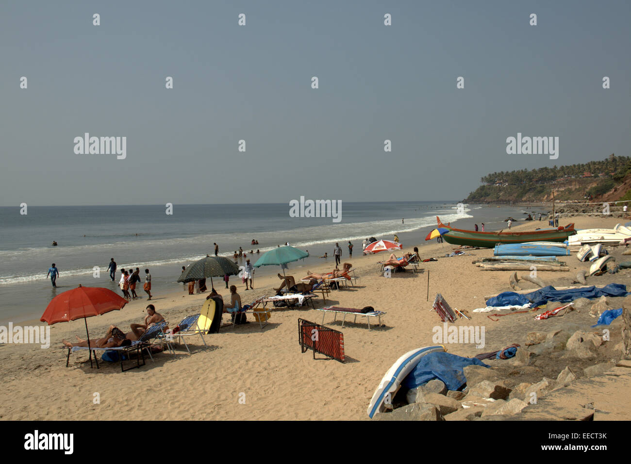 Turisti che si godono in spiagge di papanasam,varkala,thiruvananthapuram,Kerala, India Foto Stock