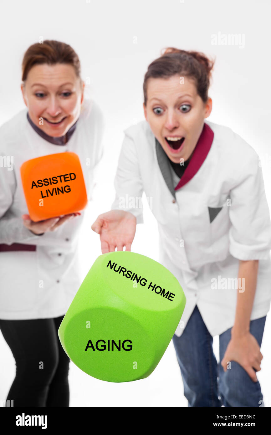 Due infermieri femmina che mostra il concetto di invecchiamento e di condizioni di vita assistita Foto Stock