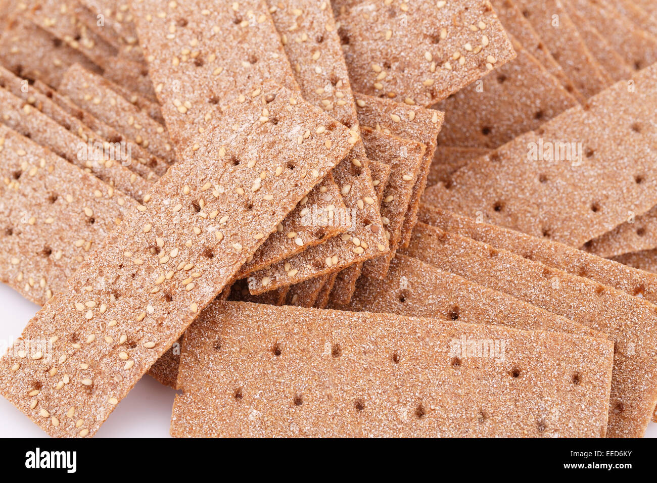 Pila di crackers con semi di sesamo foto in primo piano. Foto Stock