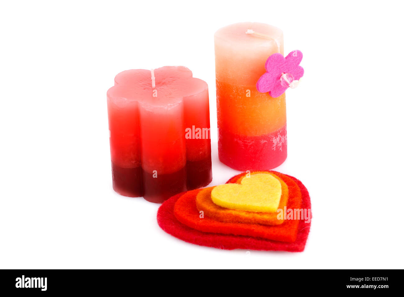 Cuori colorati e candele isolato su sfondo bianco. Foto Stock