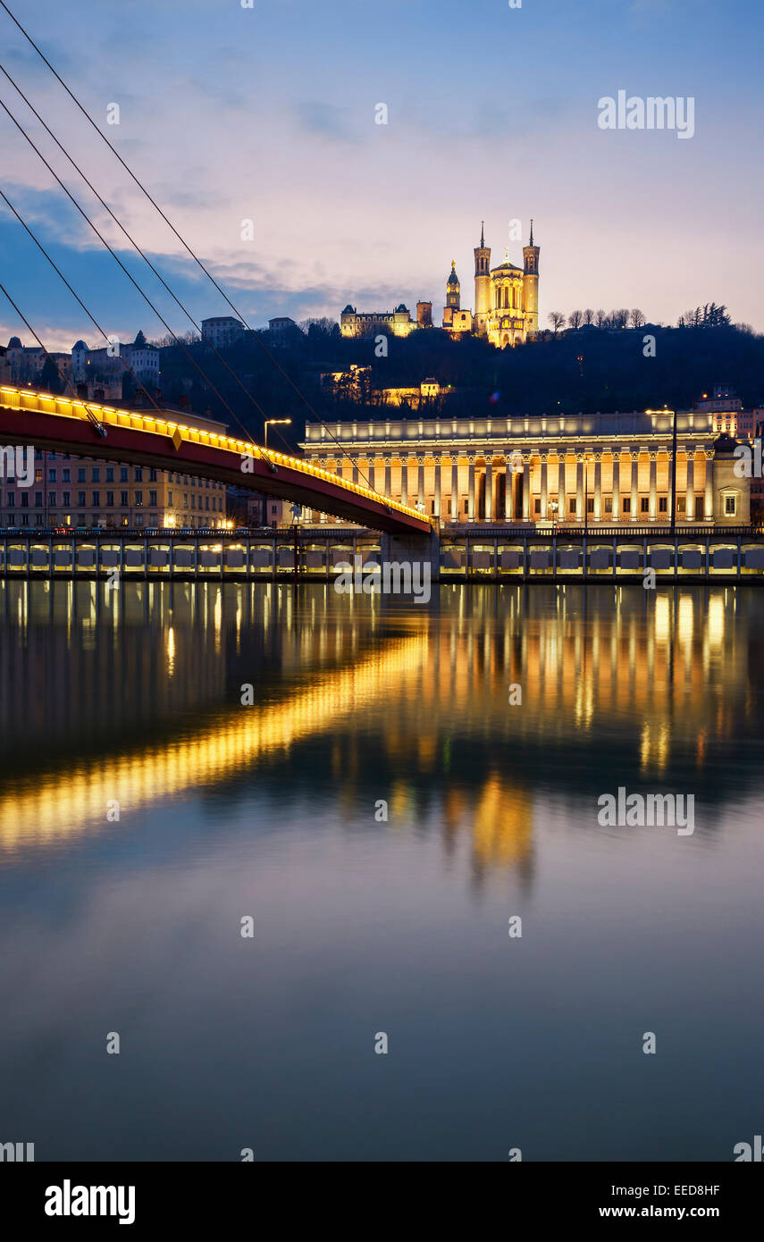 Vista verticale del fiume Saone a Lione da notte, Francia Foto Stock