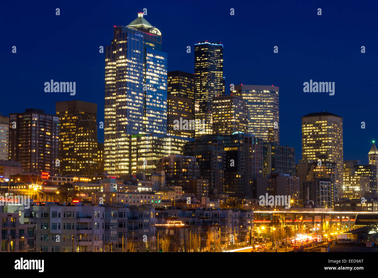 La Seattle Downtown cityscape di notte, come si vede dal lungomare. Foto Stock