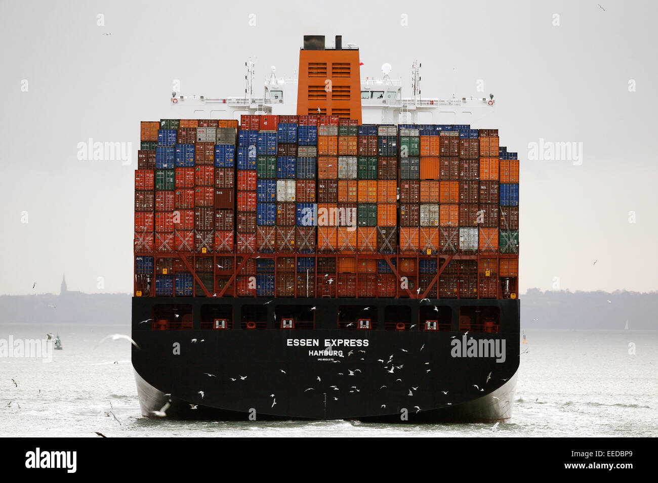 Essen Express portacontainer vele nel Solent dopo aver lasciato Southampton Docks in Inghilterra Gennaio 2015 Foto Stock