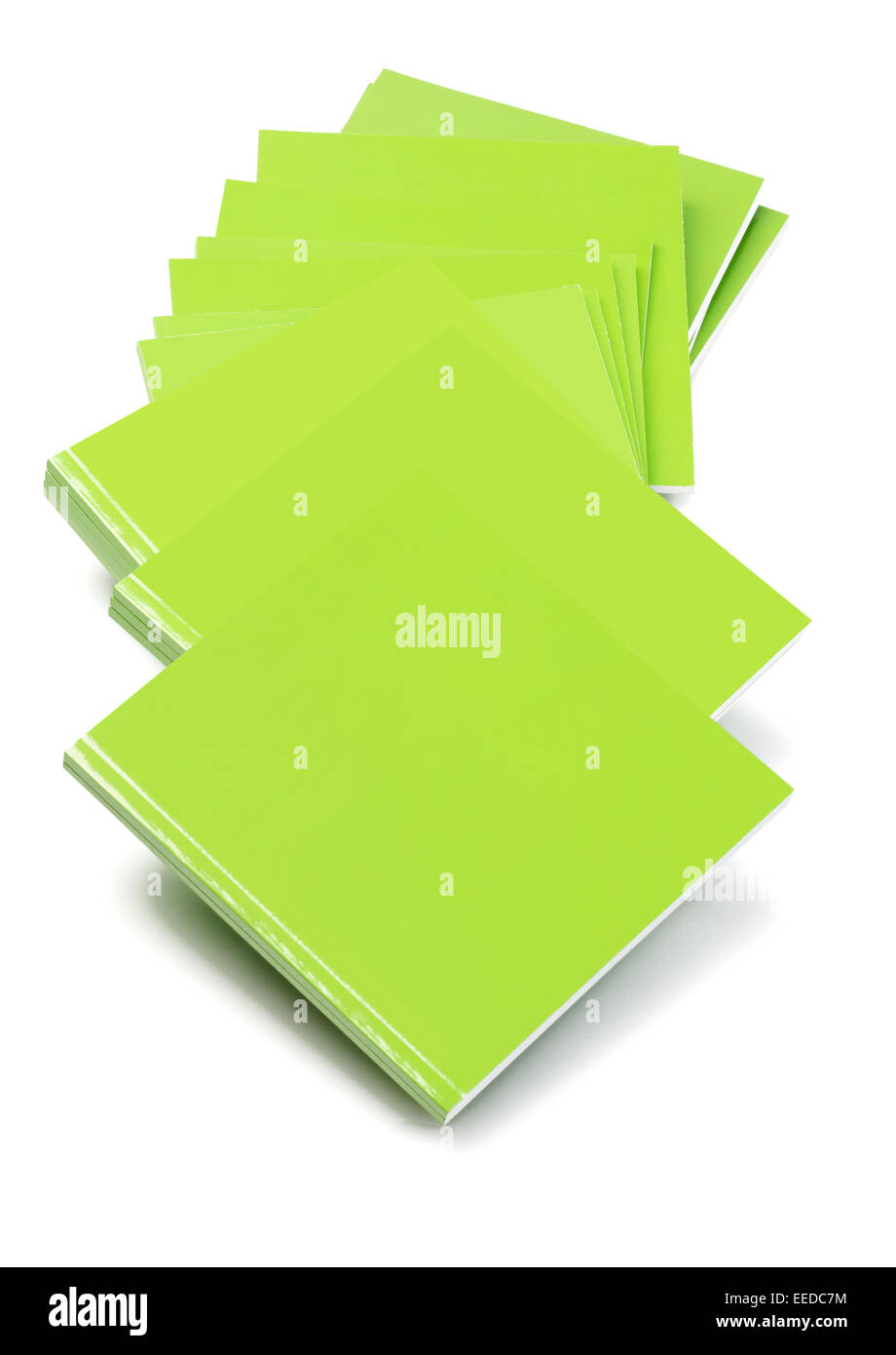 Fila di copertura verde libri giacenti su sfondo bianco Foto Stock