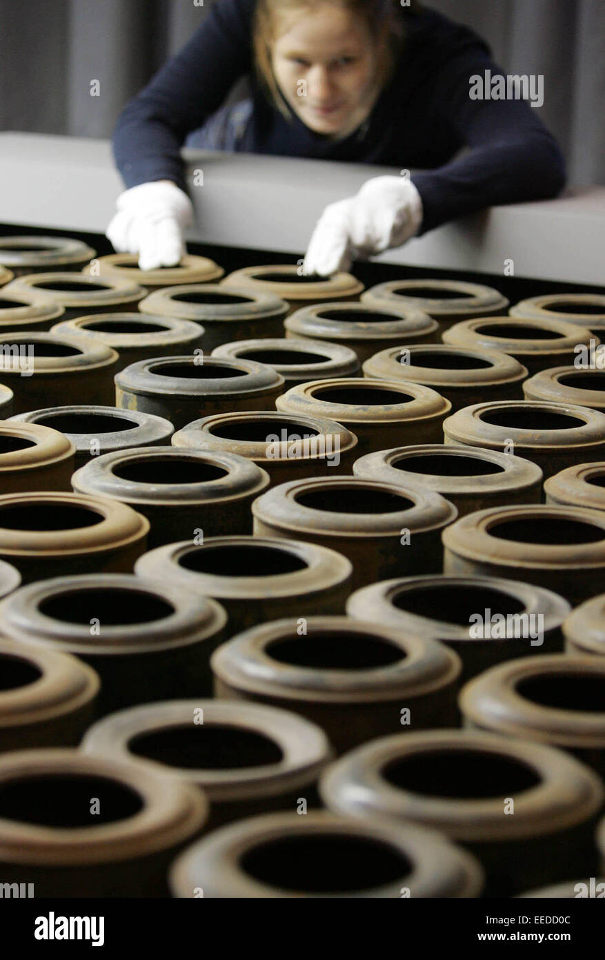 Un museo dipendente osserva urne originale alla fornace LWL Industry Museum di Lage, Germania, giovedì 11 gennaio 2007. La mostra "I tecnici e la soluzione finale. Topf & Soehne - forno-maker di Auschwitz" è volto a dimostrare l'industria di coinvolgimento in stragi commesse dai nazisti. La Erfurt basata sulla società Topf & Soehne costruire inceneritori, che ha consentito la realizzazione di un modo conveniente per smaltire i cadaveri uccise nelle camere a gas. Foto: Oliver Krato Foto Stock