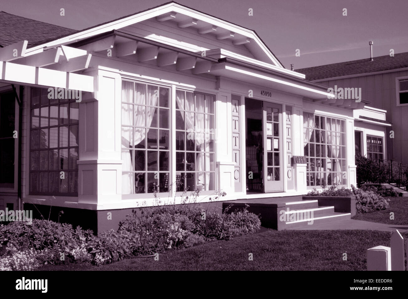 Elegante costiera californiana architettura mare in legno struttura frontale in finitura color seppia Mendocino Foto Stock