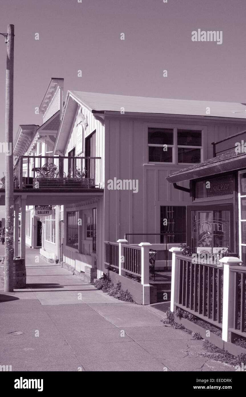 Elegante costiera californiana architettura in legno fronte mare strutture in finitura color seppia Mendocino Foto Stock