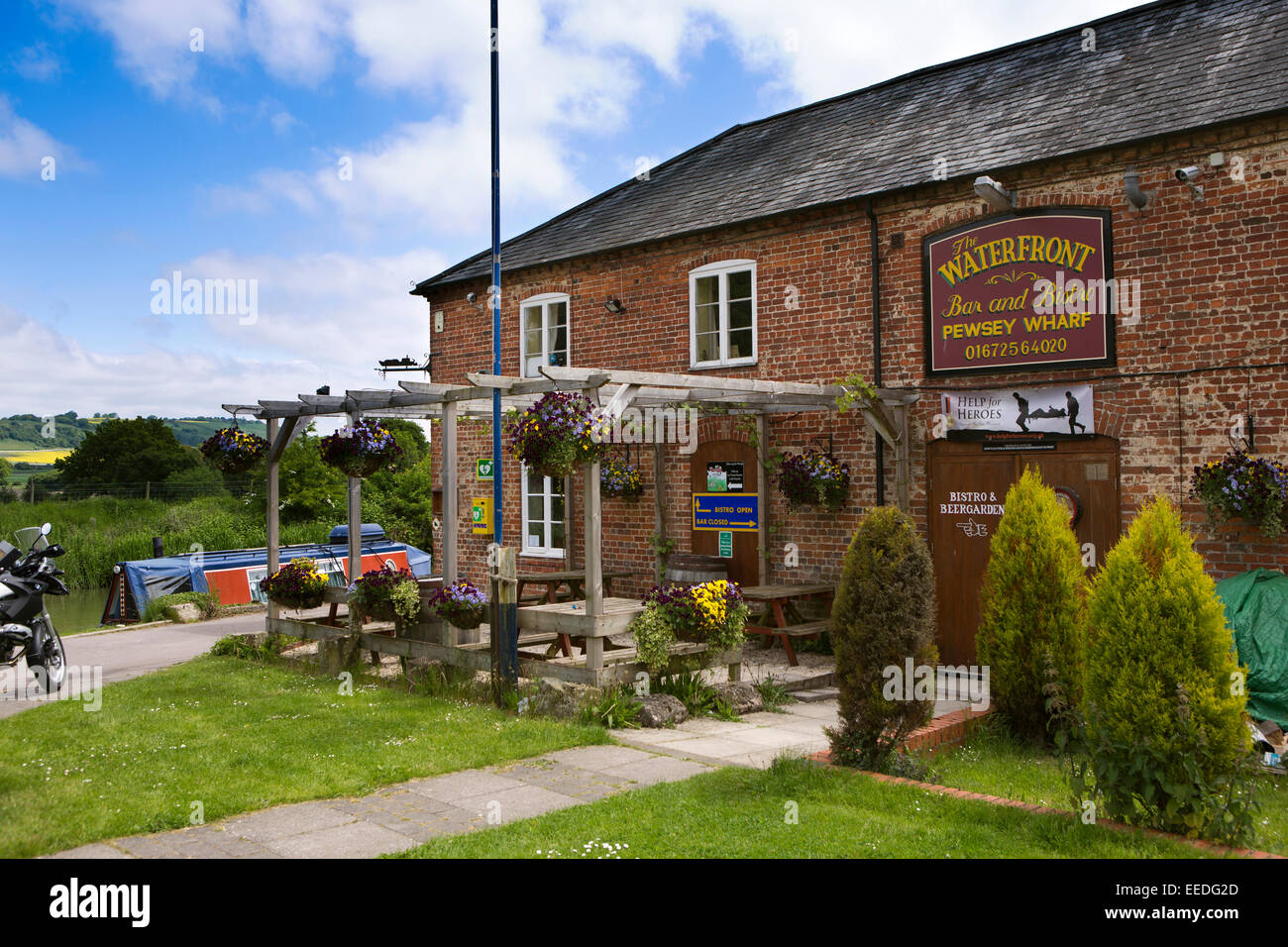Regno Unito, Inghilterra, Wiltshire, Pewsey Wharf, Waterfront Bar e Bistro accanto a Kennet and Avon Canal Foto Stock
