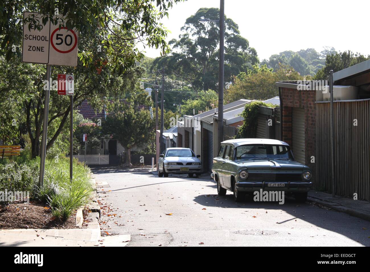 Un australiano vintage auto su una strada dietro una fila di garage interno a sobborgo occidentale di Glebe, Sydney. Foto Stock