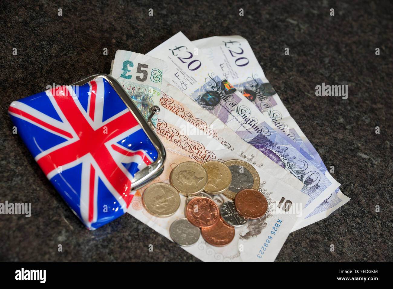 Primo piano di banconote in moneta inglese banconote e monete in contanti concetto di business del portafoglio Inghilterra Regno Unito Regno Unito Gran Bretagna Gran Bretagna Foto Stock