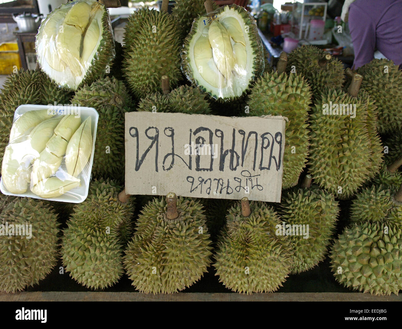 Verkaufen, Verkauf, Obst, tropisch, Fruechte, Frucht, Durian, lat Durio zibethinus, Thai-Name, Thurian , Einkauf, Essen, Farbe Foto Stock