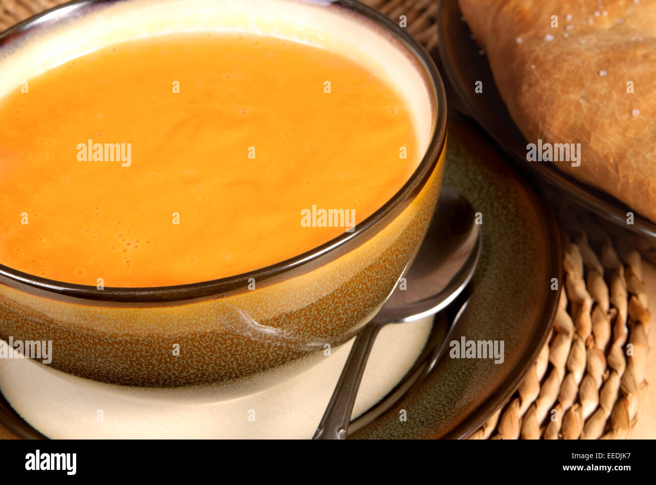 Zuppa di zucca in una terrina servita con pane focaccia Foto Stock