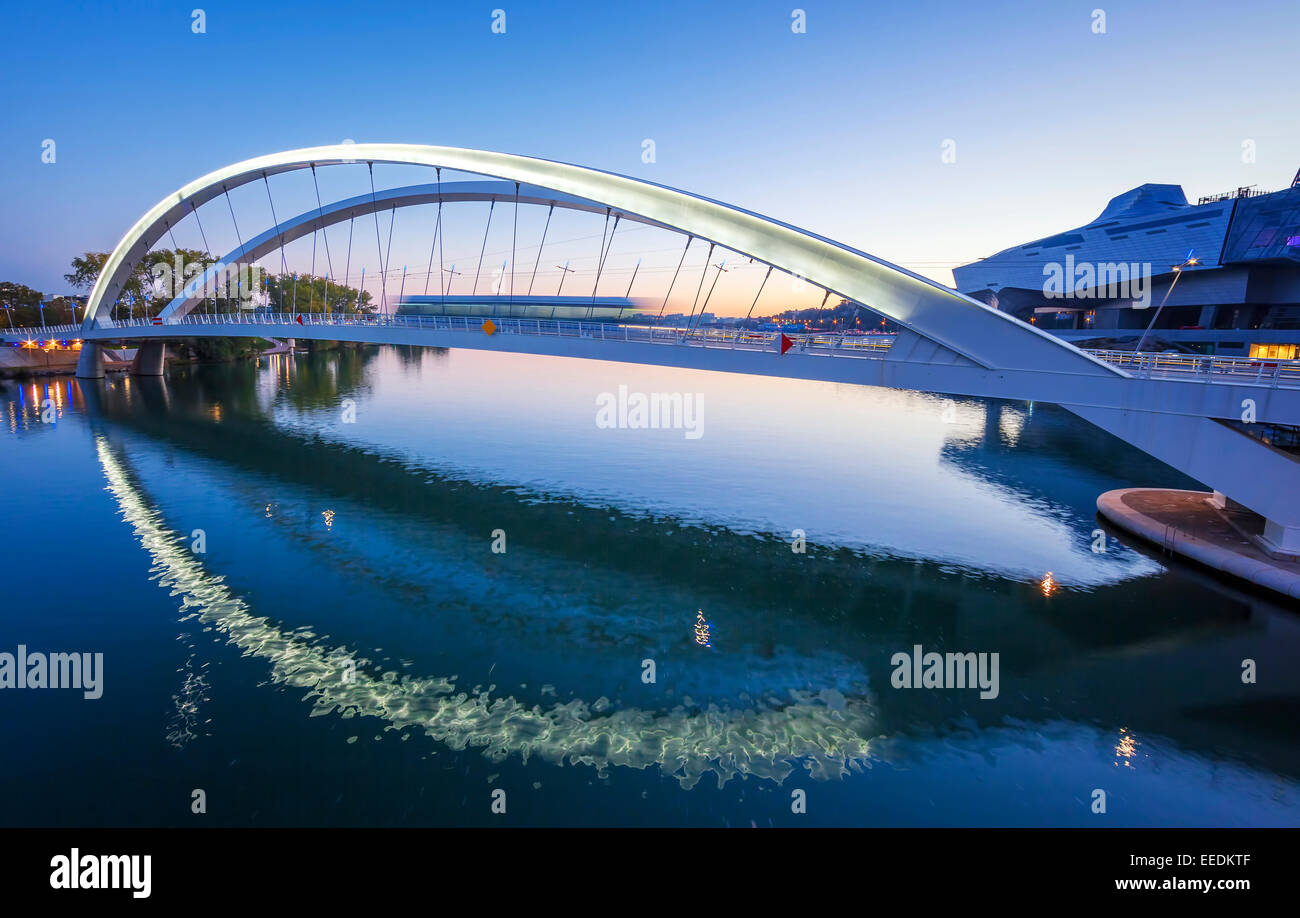 La città di Lione vicino al distretto di confluenza con il fiume Rodano, Francia Foto Stock