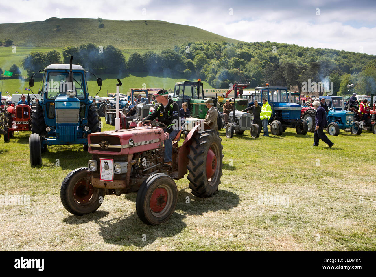 Regno Unito, Inghilterra, Wiltshire, vapore e Vintage Fair, sfilata di trattori d'epoca in mostra l'anello Foto Stock