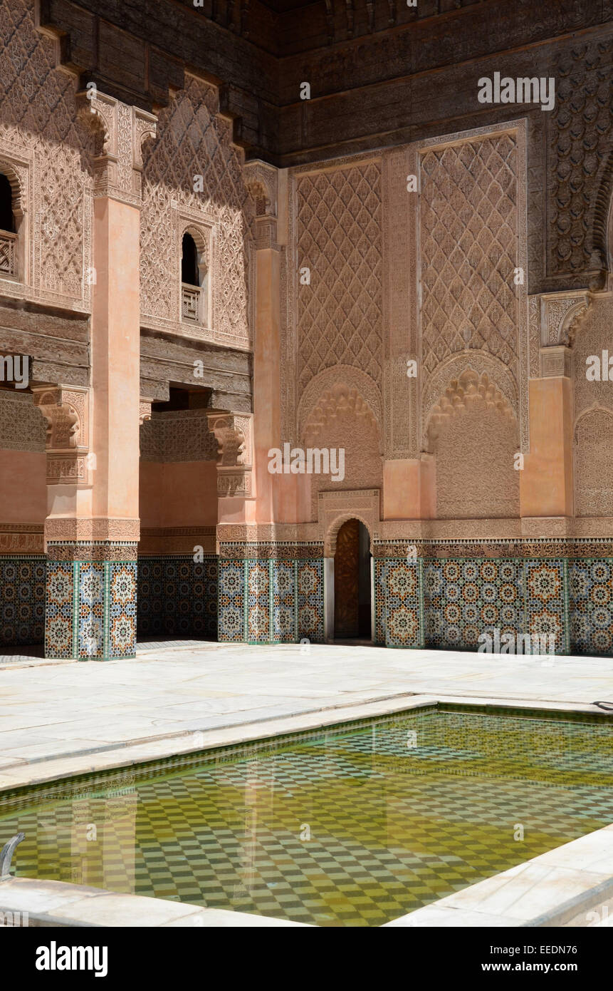 Piscina di acqua. ornato arch e piastrelle a mosaico a Ben Youssef Madrasa collegio islamico di Marrakech, Marocco Foto Stock