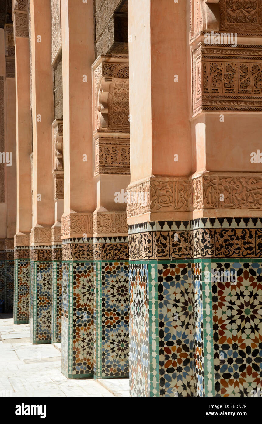 Ornati con piastrelle marocchine mosaici su una fila di pilastri a Marrakech Foto Stock
