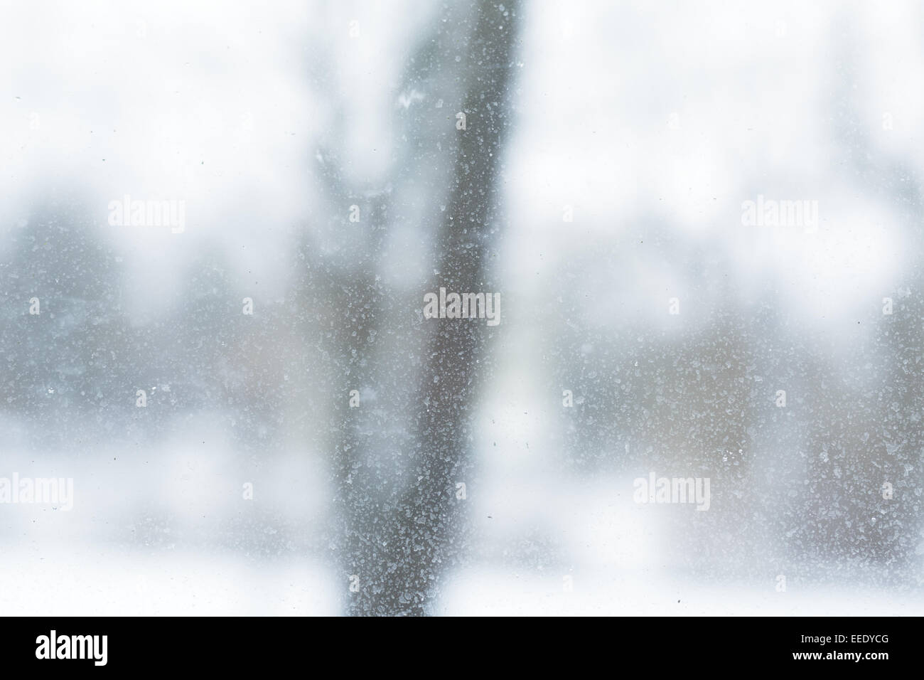 Il vetro sporco con gocce, Cold Winter blured esterno Foto Stock