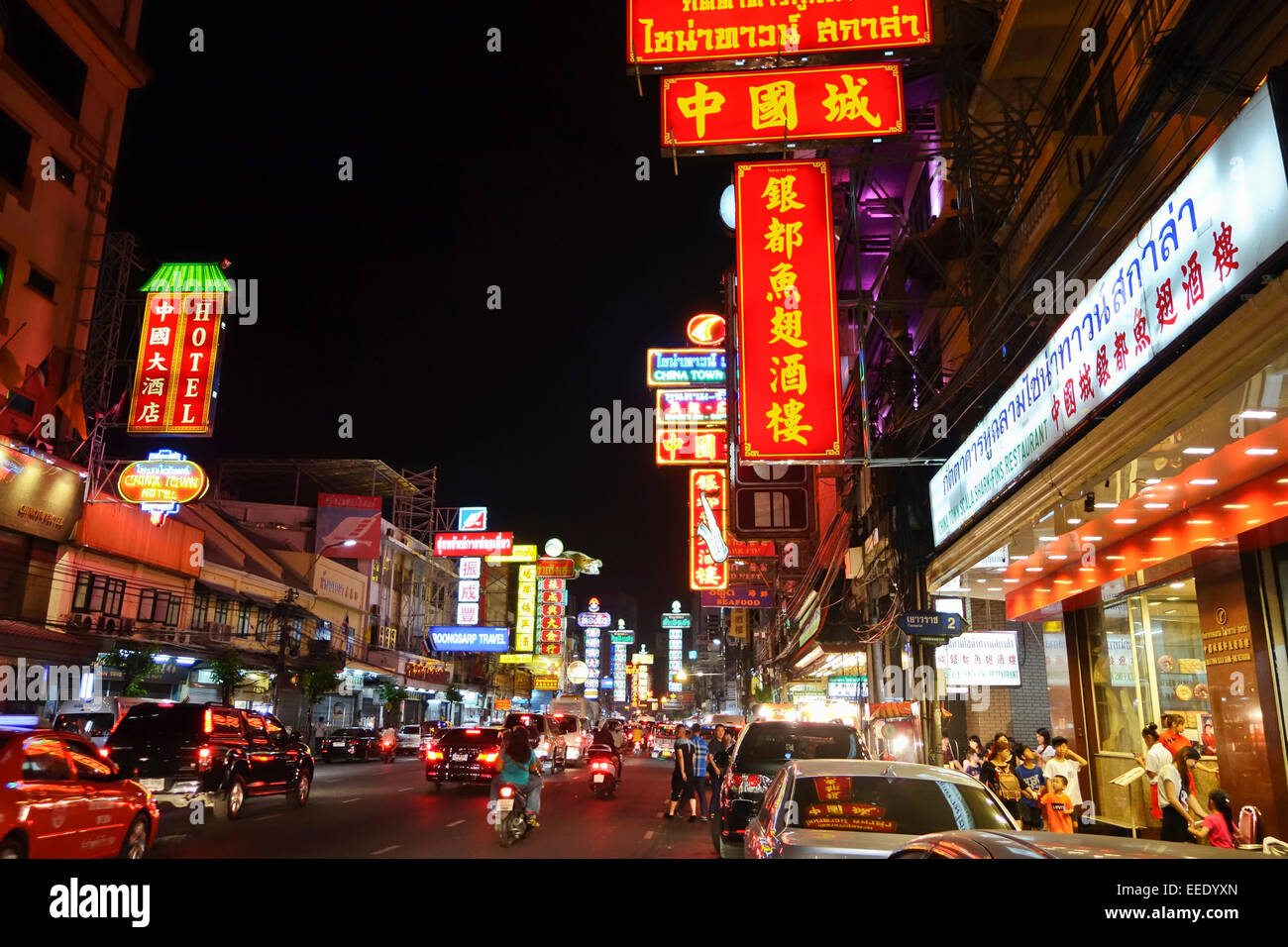 Chinatown bangkok, notte, luci, cartelli, a Yaowarat Road. Bangkok. Thailandia. Sud-est asiatico. Foto Stock