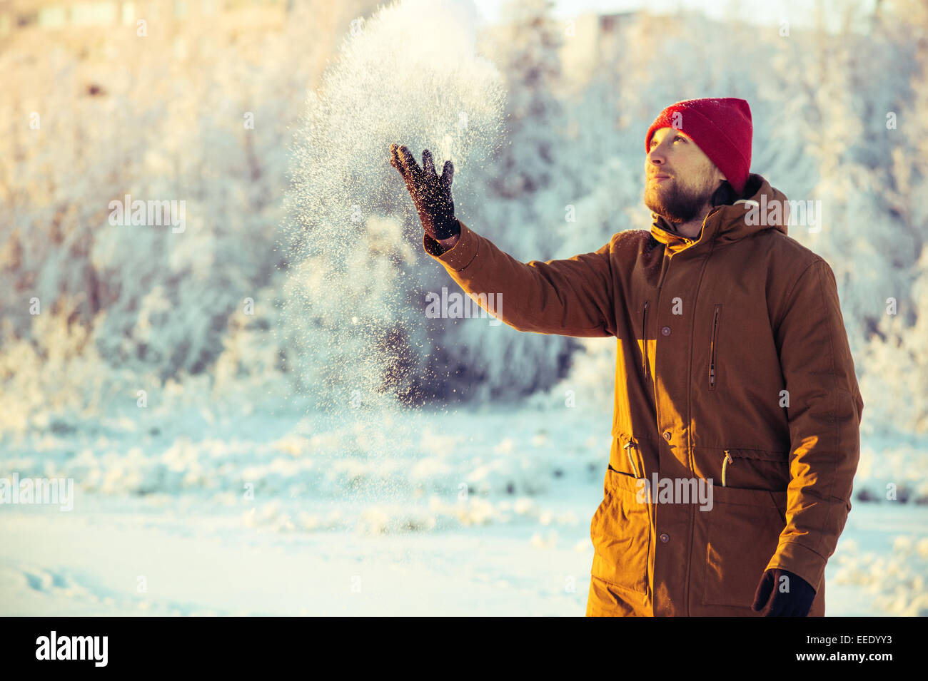 Giovane uomo in hat giocando con neve invernale Outdoor Lifestyle vacanze natura sullo sfondo Foto Stock