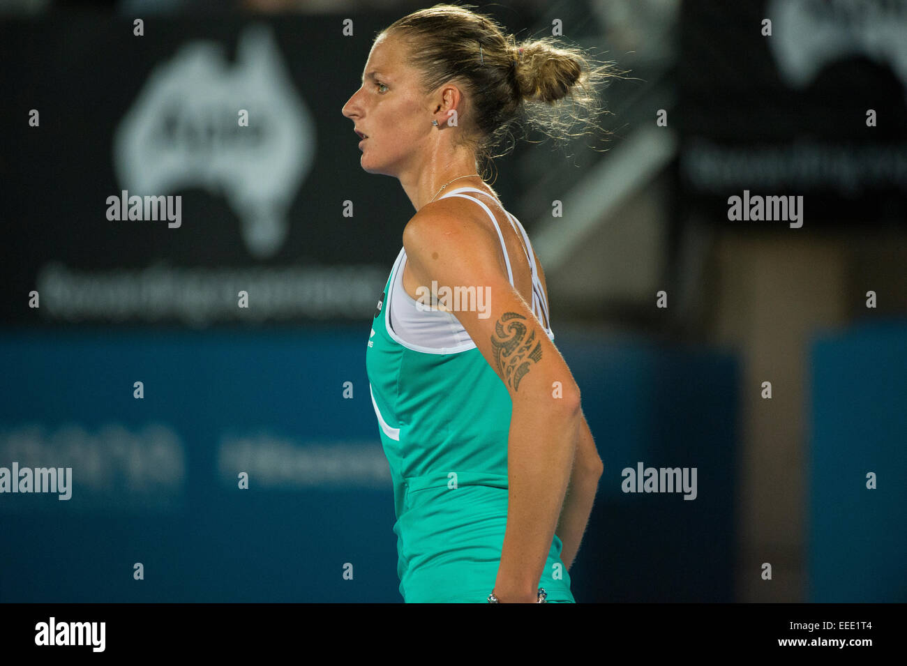 Sydney, Australia. 16 gennaio, 2015. Inchiostrato verso l'alto. Karolina Pliskova della Repubblica ceca in posizione di pronto nel suo finale contro eventuale vincitore Petra KVITOVA della Repubblica ceca presso l'apia International Sydney. Credito: Tony Bowler/thats my pic/Alamy Live News Foto Stock