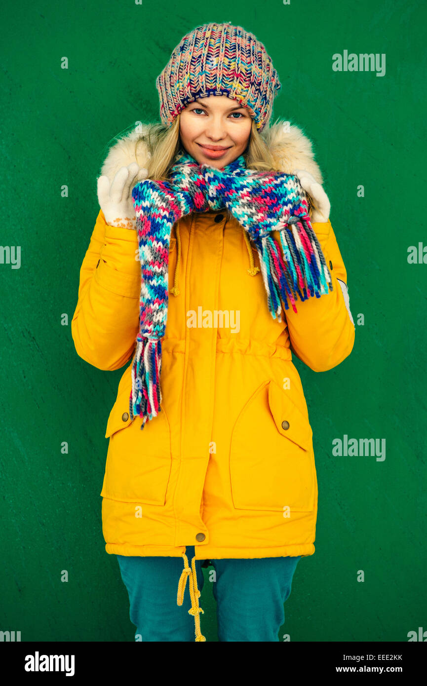 Inverno donna in maglia cappello e sciarpa moda abbigliamento outdoor Lifestyle su sfondo verde Foto Stock