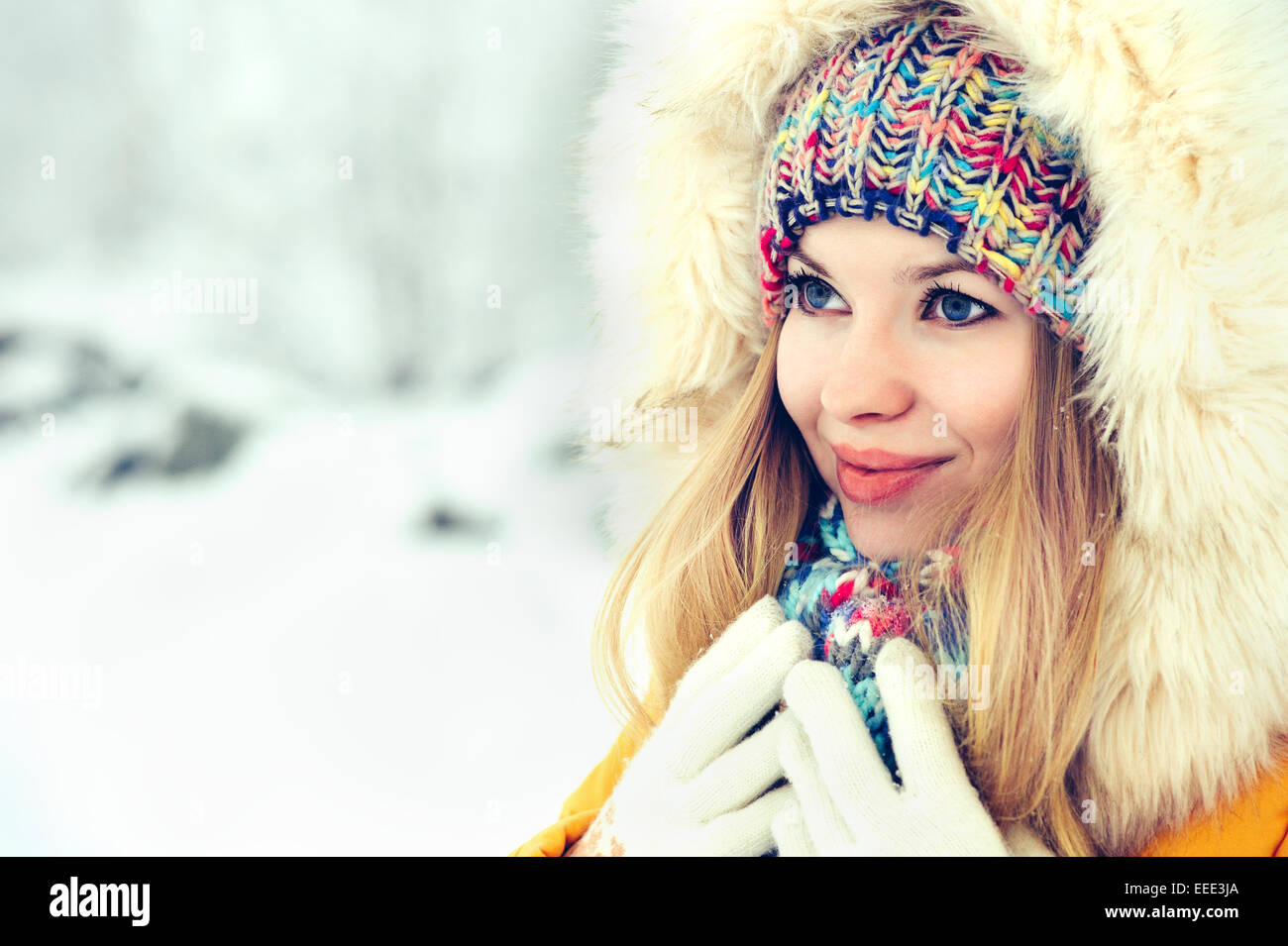 Inverno donna faccia in hat e cappa pelliccia di moda stile di vita all'aperto vacanze natura neve sullo sfondo Foto Stock