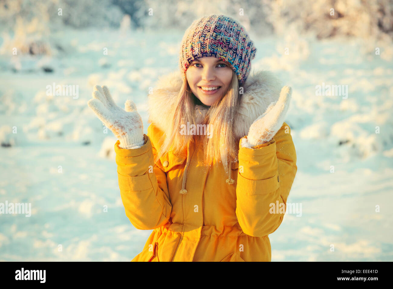 Giovane Donna invernale Outdoor Lifestyle felicità emozioni nel cappello e muffole di moda abbigliamento neve natura sullo sfondo Foto Stock