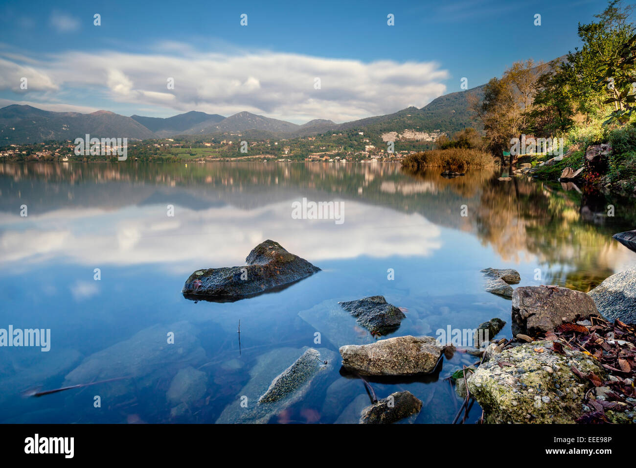 Una bella giornata al lago - Nord Italia paesaggio con rocce e riflessioni Foto Stock