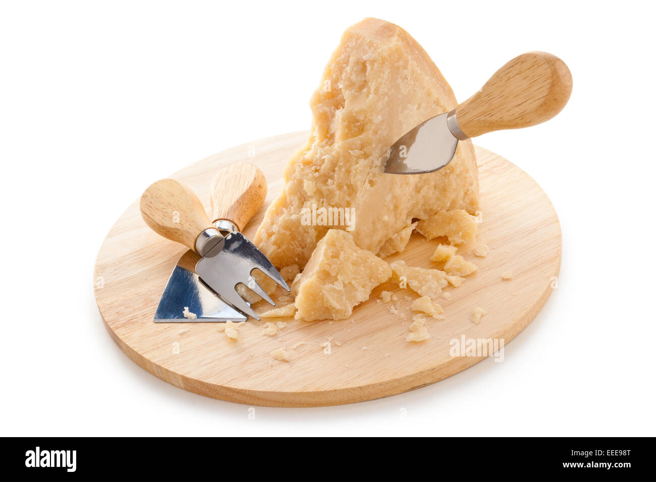 Il formaggio parmigiano reggiano e formaggio coltelli sul bordo di taglio. Foto Stock