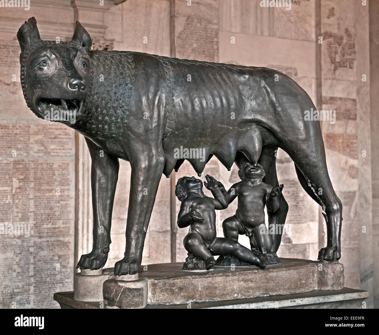 Lupa capitolina del V secolo A.C. (O in età medievale), bronzo 75 cm con Romolo e Remo Museo Capitolino Roma l'Italia romana Foto Stock