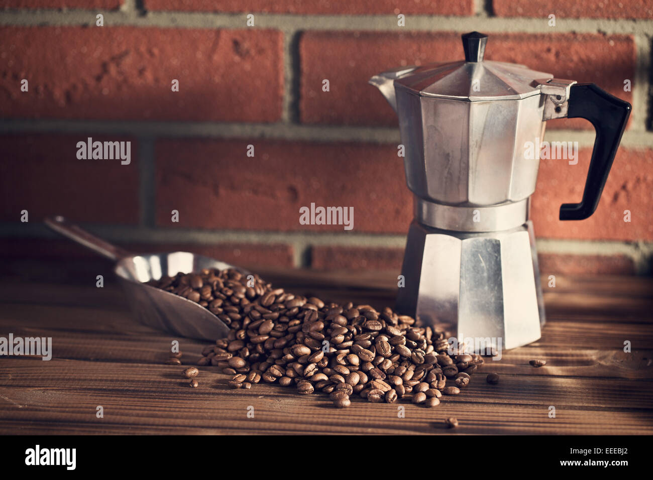 I chicchi di caffè sul tavolo in legno Foto Stock