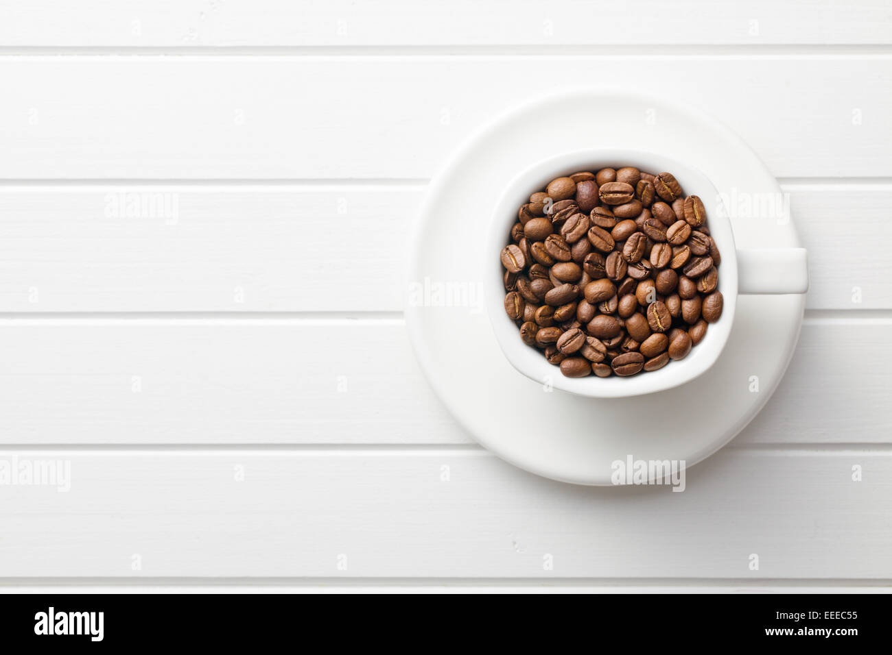 I chicchi di caffè in tazza Foto Stock