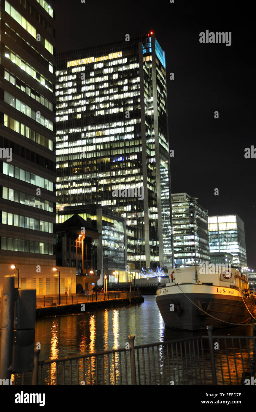 London Canary Wharf di notte da Millwall Inner Dock Foto Stock