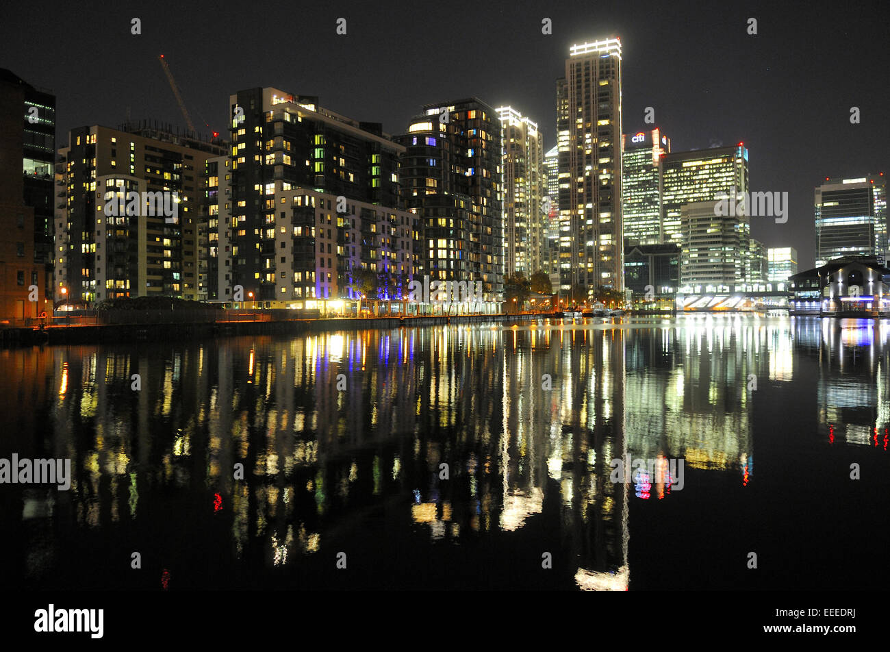 London Canary Wharf di notte, riflessioni in Millwall Inner Dock Foto Stock