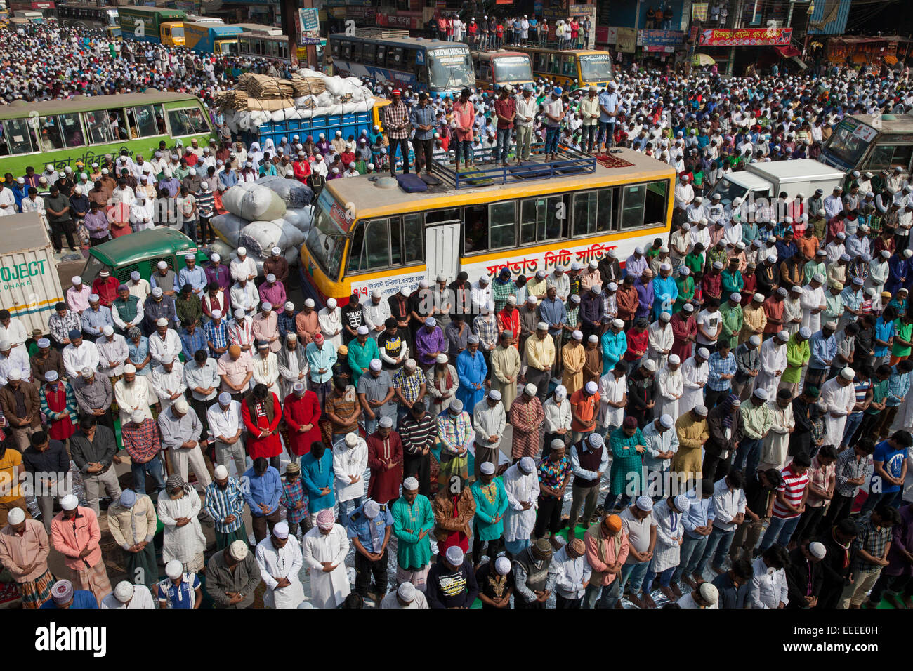 Dacca in Bangladesh. 16 gennaio, 2015. Mussulmani devoti offrire preghiere Jumma pur frequentando il mondo musulmano Congregazione, noto anche come Biswa Ijtema, a Tongi, alla periferia della capitale del Bangladesh Dhaka.Bangladesh Biswa Ijtema, o Musulmana Mondiale Congregazione, è il secondo più grande raduno islamico dopo il Hajj con devoti provenienti da tutto il mondo a pregare e a sentire gli imam predicano per tre giorni. Credito: zakir hossain chowdhury zakir/Alamy Live News Foto Stock