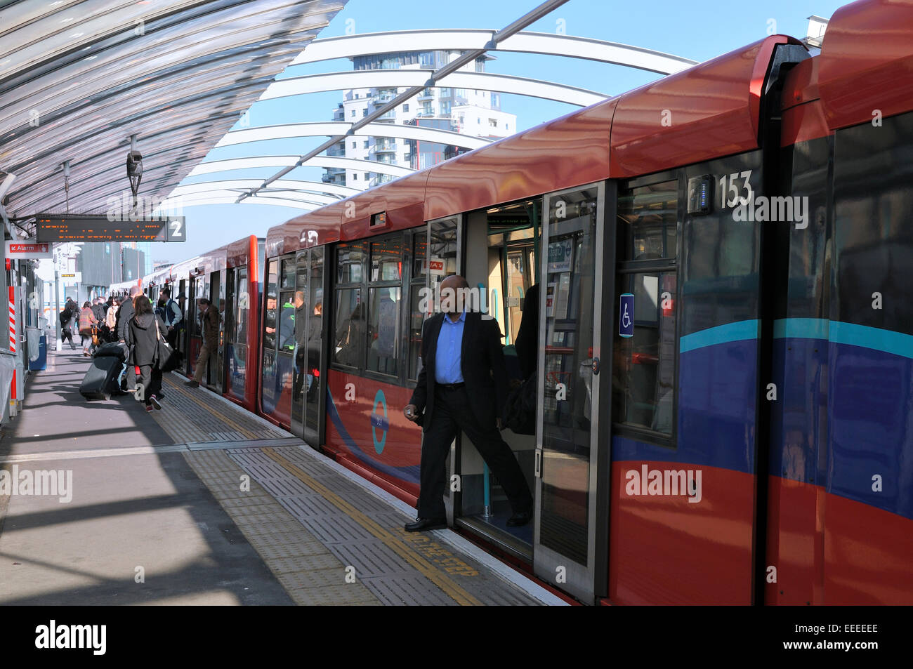 Londra Crossharbor station con la Docklands Light Railway (DLR) treno in corrispondenza della piattaforma Foto Stock