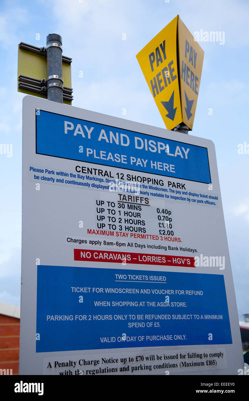 Southport, Merseyside, 16 gennaio, 2015. 12.21 pm  parcheggio centrale di Blitz 12 Retail Park. Il governo è impegnato a imbrigliando in zelanti parcheggio esecuzione introducendo obbligatoria 10 minuti di "periodi di grazia' alla fine di sulla strada a pagamento e parcheggio gratuito; consigli e parcheggio la giuria, che regola sulla pena di avviso di carica appelli, sarebbero obbligati a seguire il nuovo orientamento legale; qualsiasi violazione sarebbe ritenuto un illecito Ammenda e innescare un rimborso. 'Southport premier della destinazione retail, con una vasta gamma di negozi e di un ampio parcheggio in loco.' Credit: Mar fotografico/Alamy Li Foto Stock