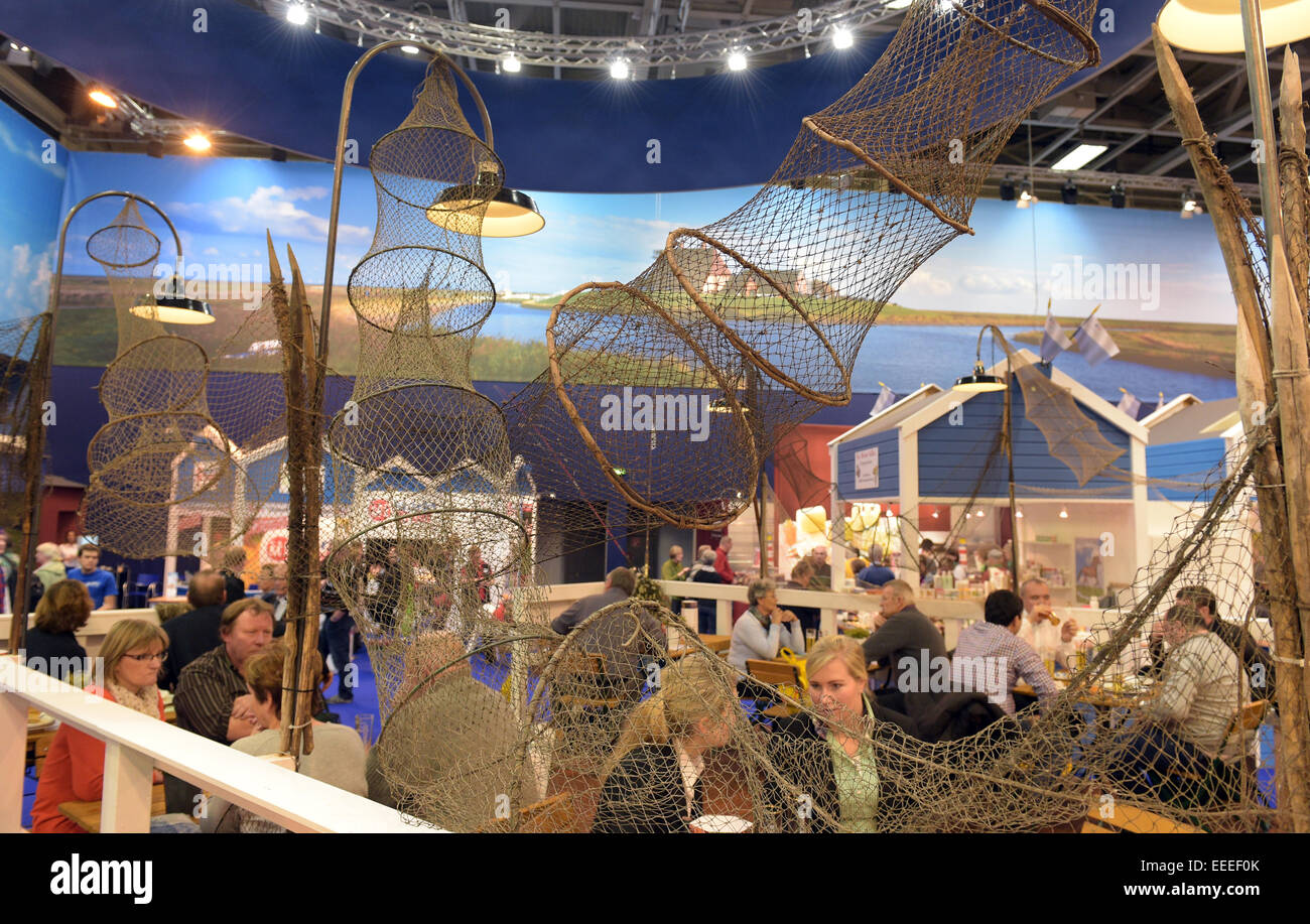 Visitatori stand nella sala del Land federale Schleswig-Holstein presso la fiera di Berlino, Germania, 16 gennaio 2015. L'International Green Week è aperta al pubblico fino al 25 gennaio 2015. Foto: RAINER JENSEN/dpa Foto Stock