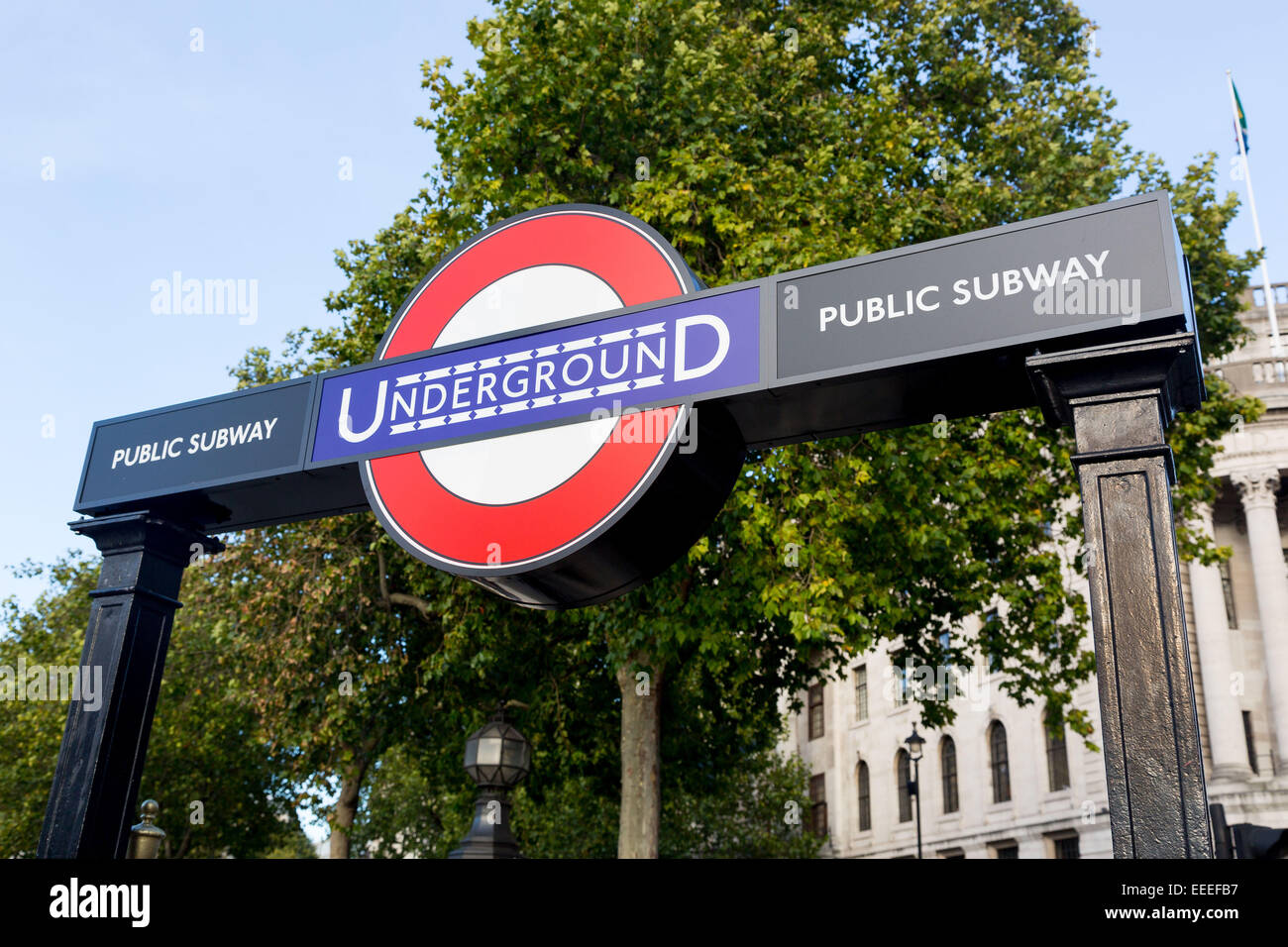 Tubo roundel presso la stazione di Charing Cross ingresso, Trafalgar Square Foto Stock