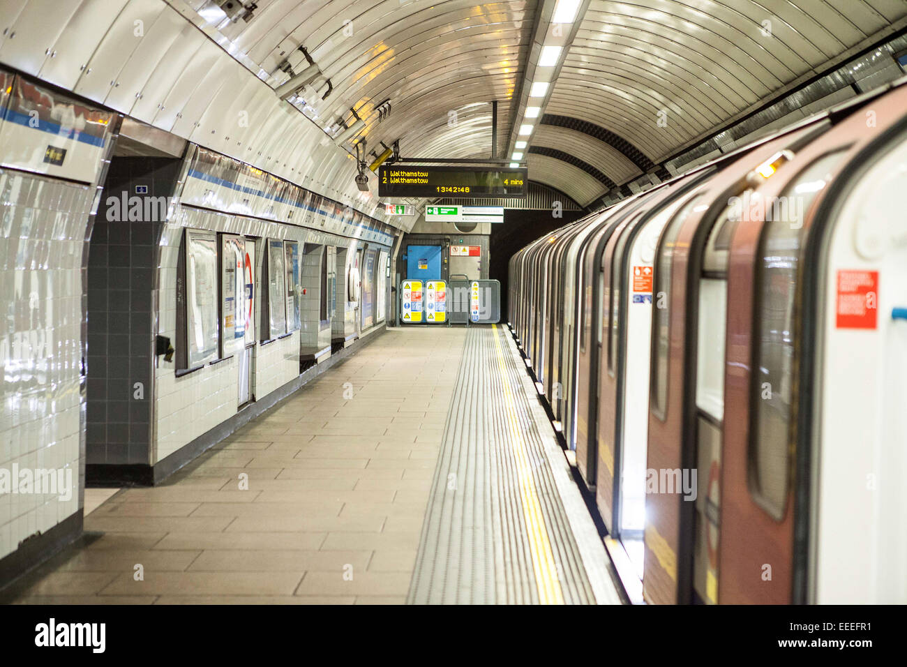 La linea Victoria, Northbound piattaforma, presso la stazione di Euston Foto Stock