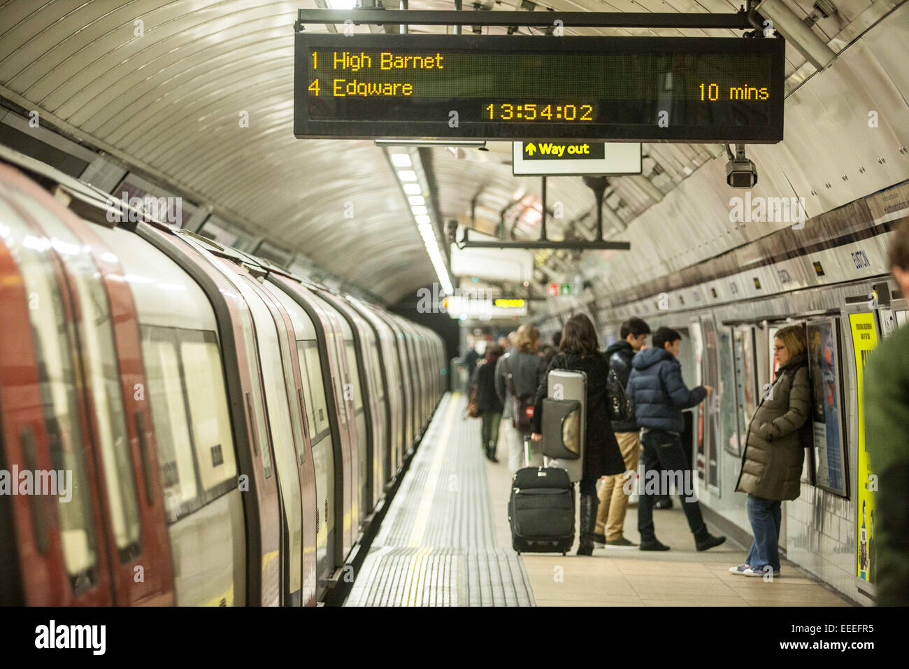 Piattaforma a nord della linea del Nord, filiale di banca, presso la stazione di Euston Foto Stock