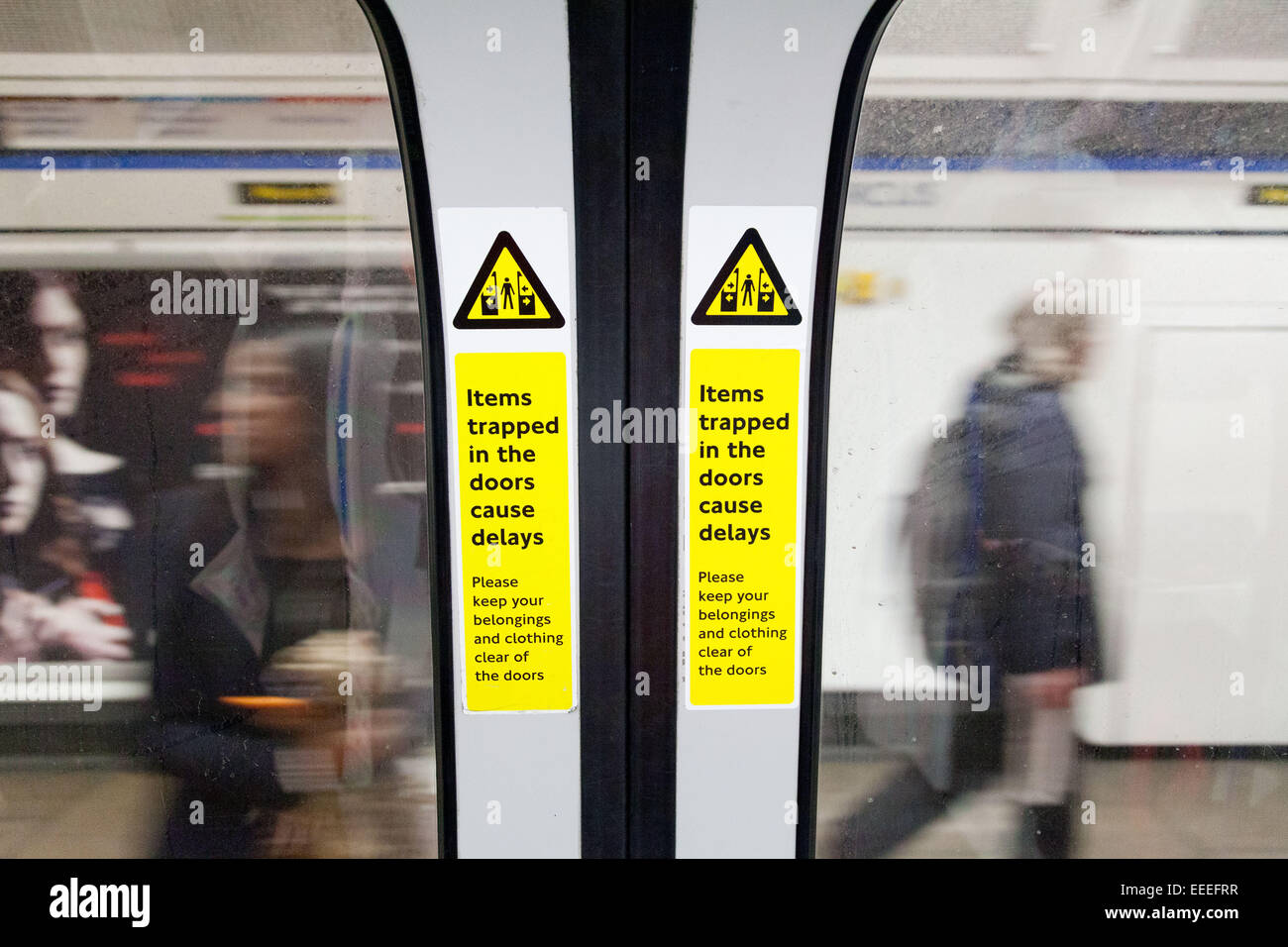 Oggetti intrappolati in porte di avvertimento sulla scorta 2009 Victoria line treno Foto Stock
