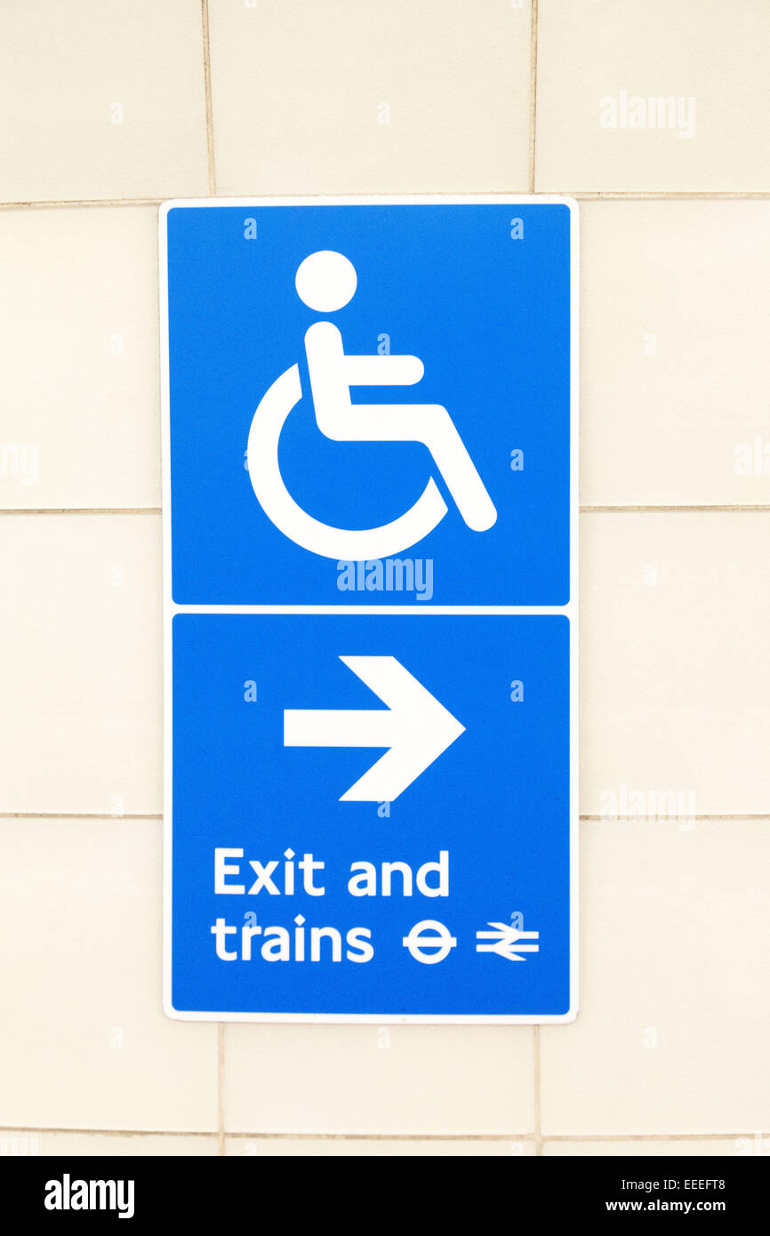 Segnaletica di accessibilità a Kings Cross St Pancras stazione della metropolitana Foto Stock