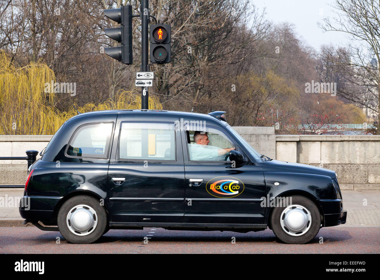 Taxi a guidare attraverso St James Park Foto Stock