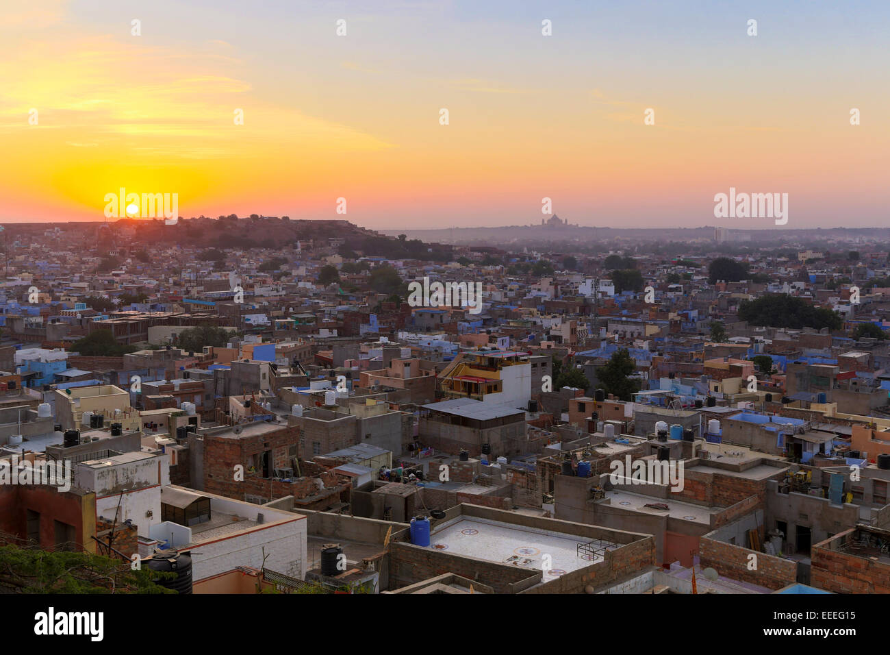 India Rajasthan, Jodhpur, alba sopra la città vecchia con Umaid Bhawan Palace a distanza Foto Stock