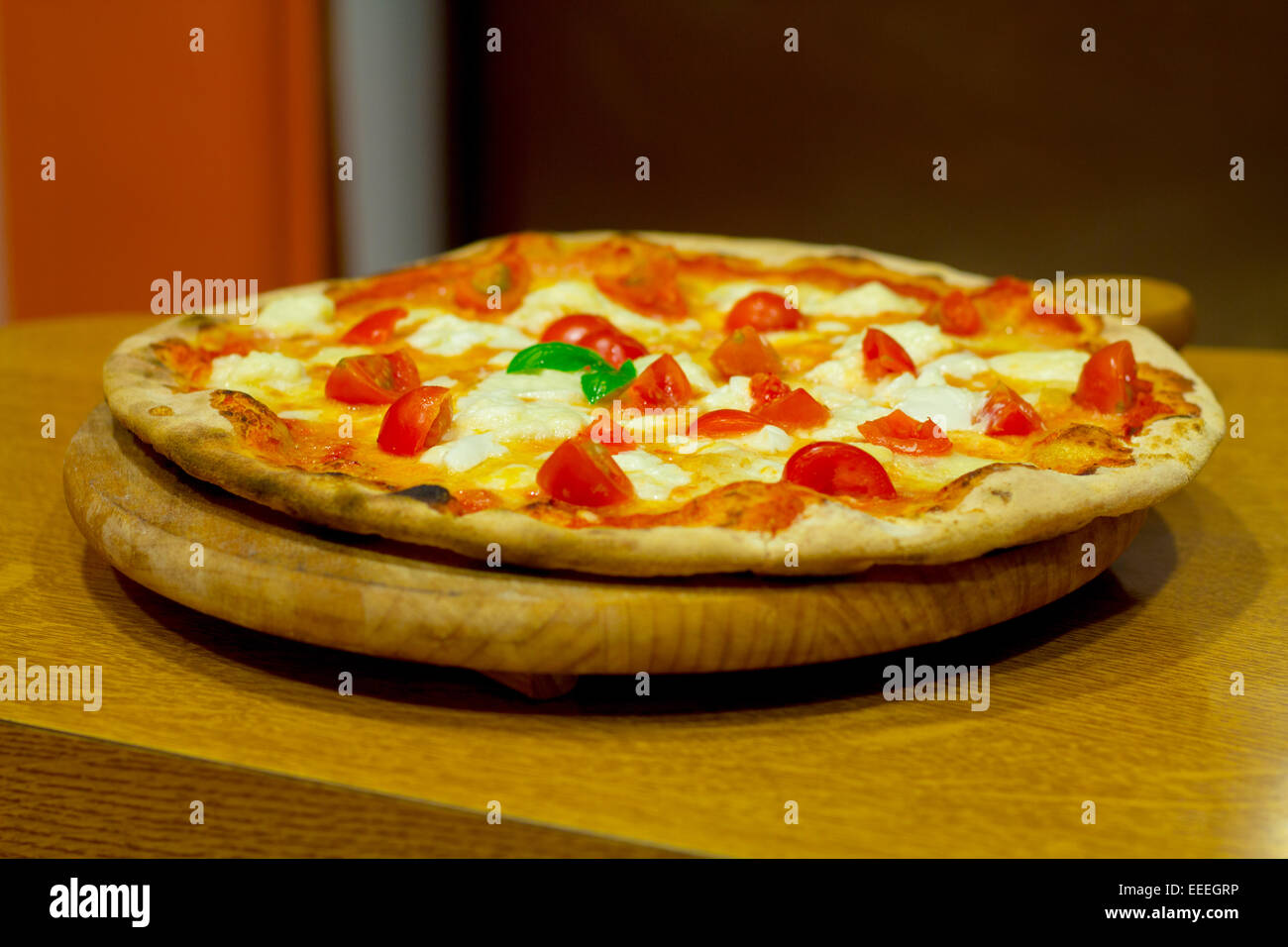 Una pizza fatta in casa da Napoli ristorante Foto Stock