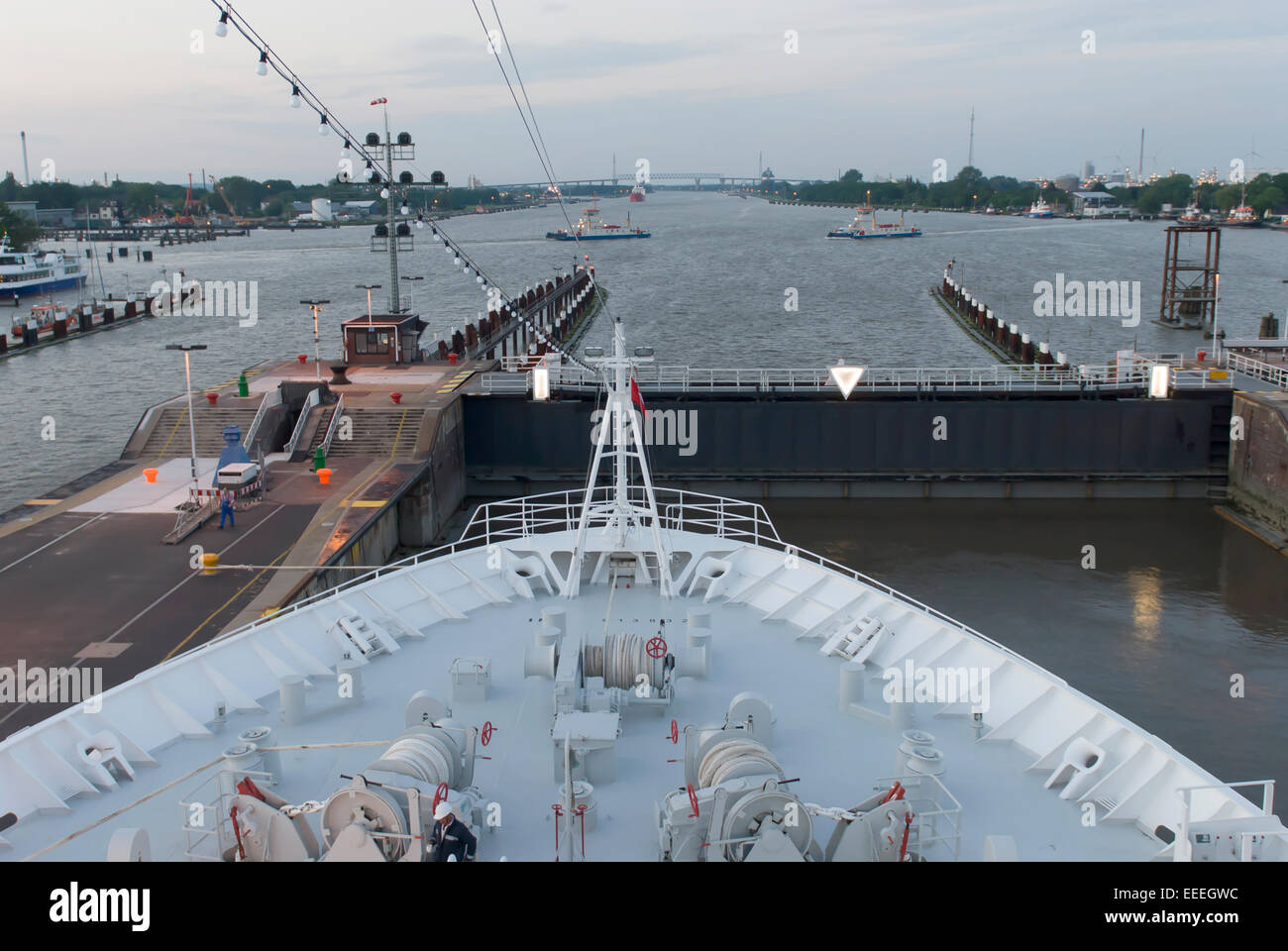 Kiel, Germania, una nave in una serratura nel canale di Kiel Foto Stock